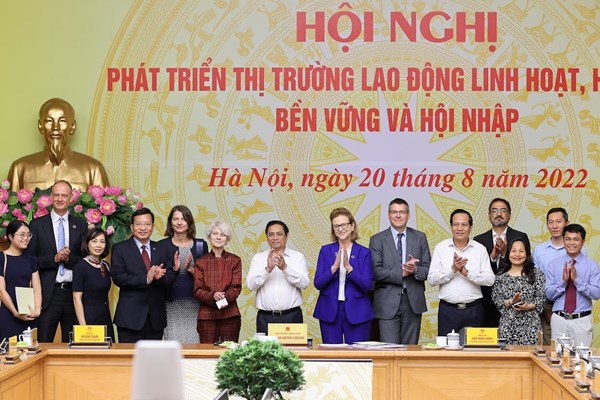 Thủ tướng đề ra 9 phương hướng, nhiệm vụ, giải pháp phát triển thị trường lao động - Anh 2