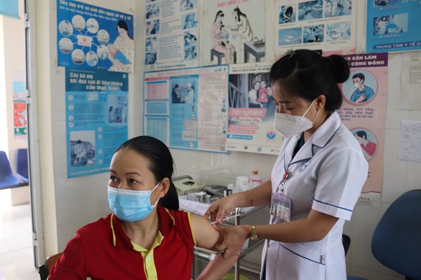 Điện Biên tăng cường vận động người dân tiêm vắc xin phòng Covid-19 đầy đủ - Anh 1