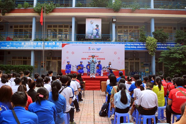 Biểu diễn âm nhạc dân tộc phục vụ chiến sĩ Hoa phượng đỏ - Anh 1