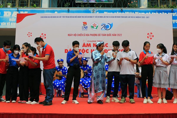 Biểu diễn âm nhạc dân tộc phục vụ chiến sĩ Hoa phượng đỏ - Anh 2