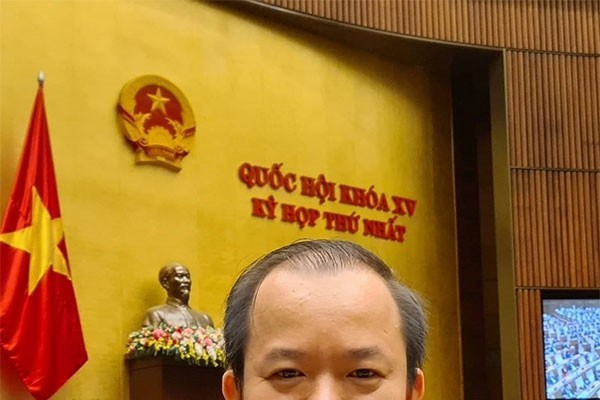 ĐBQH Bùi Hoài Sơn: Cần hướng tới việc tôn vinh áo dài nam một cách hiệu quả và thực chất - Anh 1