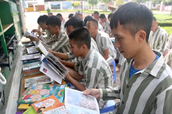 Thư viện Điện Biên đưa sách đến với những người lầm lỡ - Anh 2