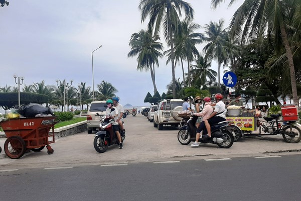 Khánh Hòa: Yêu cầu truy thu tiền nhà thầu các bãi xe hết phép vẫn hoạt động, thu tiền du khách - Anh 1