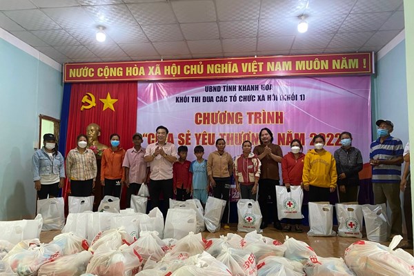 Khánh Hòa: Khám bệnh, tặng quà cho vùng đồng bào dân tộc thiểu số - Anh 1