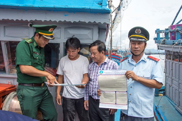 Vi phạm nhưng không thể phạt vì chỉ còn tàu... làm bằng xốp - Anh 1