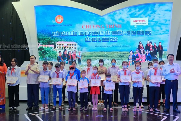 Thái Nguyên: Tiếp sức học sinh có hoàn cảnh khó khăn trước thềm năm học mới - Anh 1