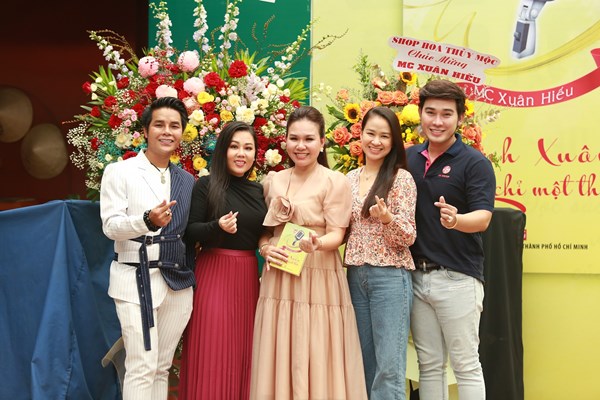 “Thanh xuân không chỉ một thời” - Tập bút ký về những chuyến hành trình - Anh 3