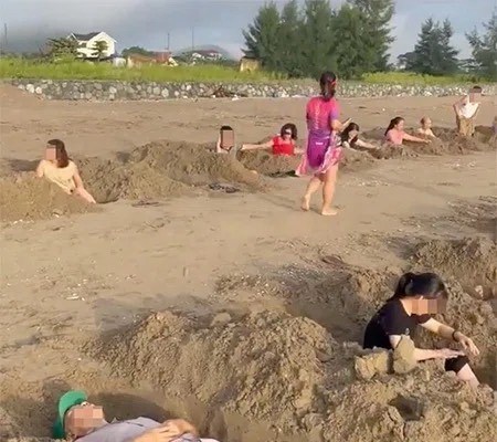 Chấn chỉnh hàng loạt hình ảnh phản cảm trên bãi biển Cửa Lò - Anh 1