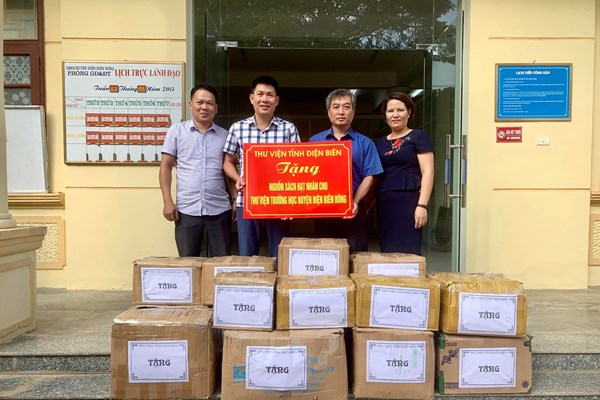 Thư viện Điện Biên trao tặng 2000 bản sách cho trường học vùng cao khó khăn - Anh 1