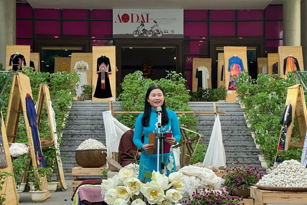 Độc đáo những hình ảnh áo dài trên con đường di sản - Anh 3
