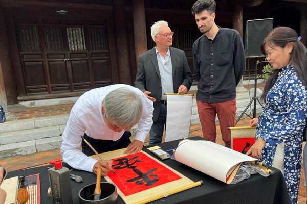 Cuộc đối thoại thú vị của Thư pháp và Graffiti ở Văn Miếu - Anh 6