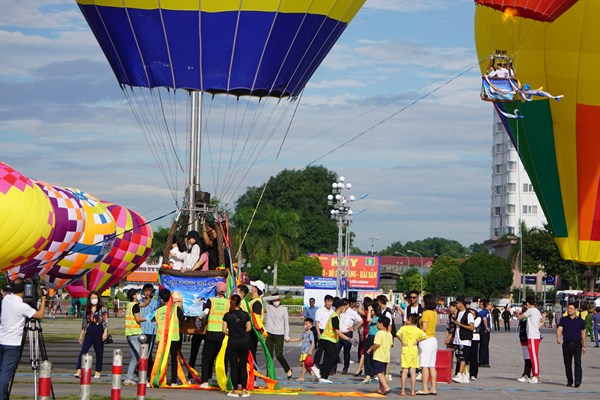 Rực rỡ sắc màu khinh khí cầu trên bầu trời xứ Thanh - Anh 1