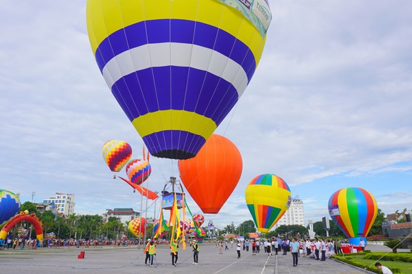 Rực rỡ sắc màu khinh khí cầu trên bầu trời xứ Thanh - Anh 2