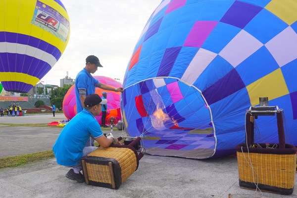 Rực rỡ sắc màu khinh khí cầu trên bầu trời xứ Thanh - Anh 3