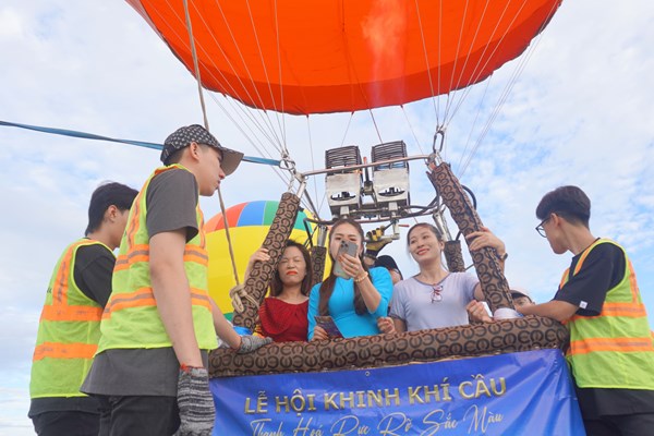 Rực rỡ sắc màu khinh khí cầu trên bầu trời xứ Thanh - Anh 4