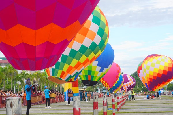 Rực rỡ sắc màu khinh khí cầu trên bầu trời xứ Thanh - Anh 5