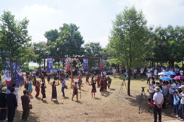 Làng Văn hóa - Du lịch các dân tộc Việt Nam:  Để thực sự là “địa chỉ đỏ” - Anh 4