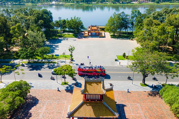 Huế: Đưa vào khai thác xe buýt 2 tầng phục vụ khách du lịch - Anh 1