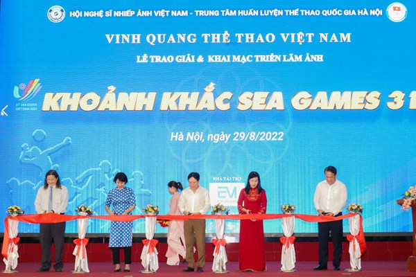 Khai mạc triển lãm cuộc thi ảnh nghệ thuật “Khoảnh khắc SEA Games 31” - Anh 1