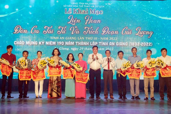 Khai mạc Liên hoan Đờn ca tài tử và trích đoạn cải lương tỉnh An Giang - Anh 1