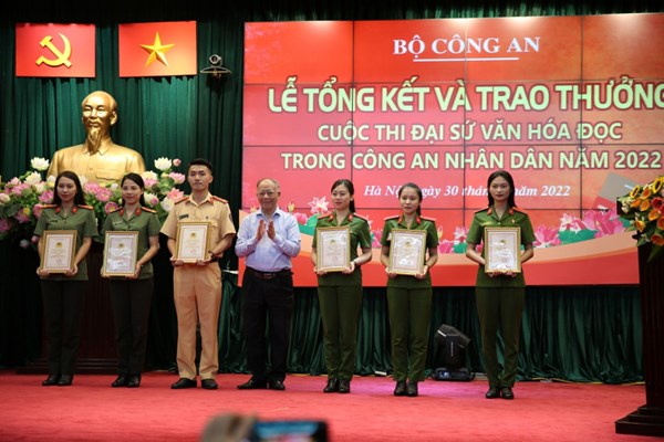 Tổng kết và trao thưởng cuộc thi Đại sứ Văn hóa đọc trong Công an nhân dân 2022 - Anh 3