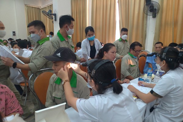 Đề xuất công nhân lao động là đối tượng ưu tiên trong khám, chữa bệnh - Anh 1