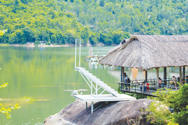 Khánh Hòa: Đến hồ Kênh Hạ trải nghiệm lều trại Mông Cổ, thưởng thức tiệc nướng BBQ - Anh 1