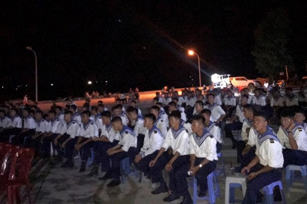 Chiếu phim phục vụ cán bộ, chiến sĩ và nhân dân huyện đảo Bạch Long Vỹ - Anh 1