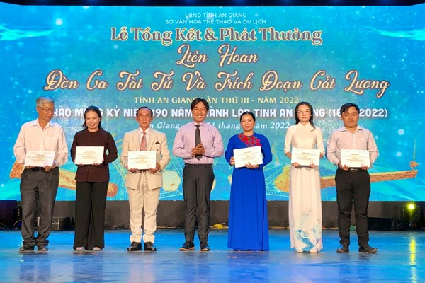 Trao giải Liên hoan đờn ca tài tử và trích đoạn cải lương tỉnh An Giang - Anh 2