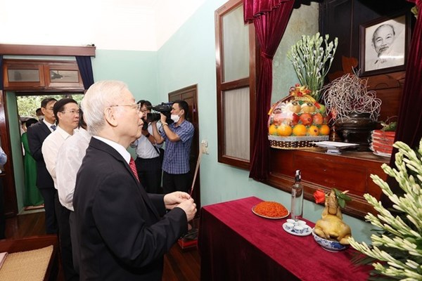 Tổng Bí thư Nguyễn Phú Trọng dâng hương tưởng niệm Chủ tịch Hồ Chí Minh - Anh 1