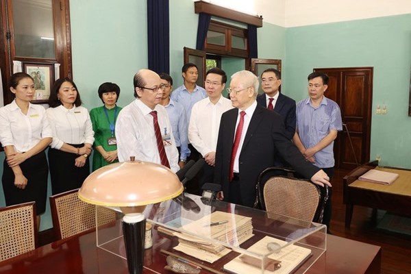 Tổng Bí thư Nguyễn Phú Trọng dâng hương tưởng niệm Chủ tịch Hồ Chí Minh - Anh 2