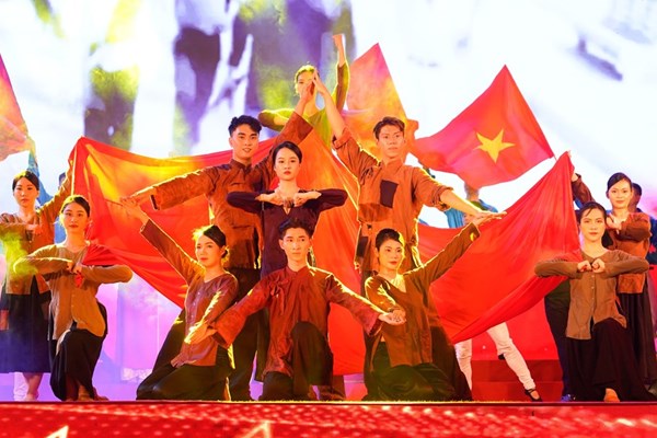 Chương trình nghệ thuật “Non sông gấm vóc” chào mừng Quốc khánh 2.9 - Anh 3