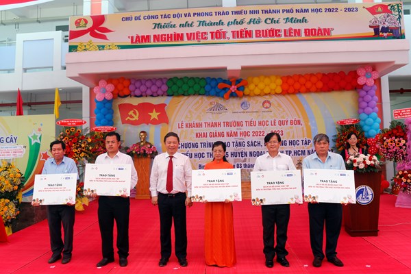 TP.HCM trao tặng sách và đồ dùng học tập cho các huyện ngoại thành - Anh 1