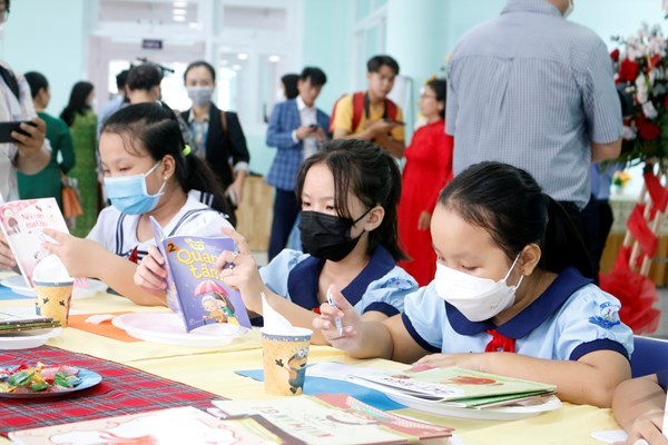 TP.HCM trao tặng sách và đồ dùng học tập cho các huyện ngoại thành - Anh 2