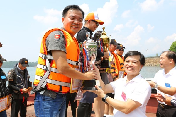 Yên Bái: Sôi nổi lễ hội đua thuyền trên hồ Thác Bà - Anh 1