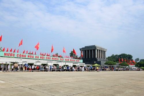 Gần 74 nghìn lượt người vào Lăng viếng Bác dịp nghỉ lễ Quốc khánh 2.9 - Anh 1
