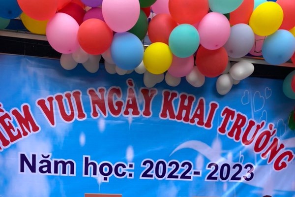 Tưng bừng lễ khai giảng năm học mới - Anh 12