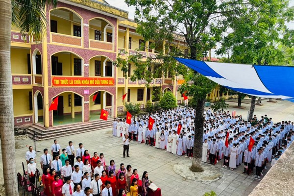 Tưng bừng lễ khai giảng năm học mới - Anh 10