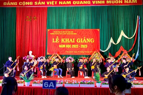 Tưng bừng lễ khai giảng năm học mới - Anh 6