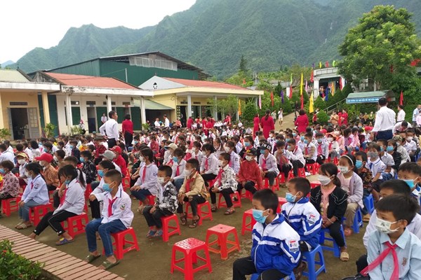 Tưng bừng lễ khai giảng năm học mới - Anh 7