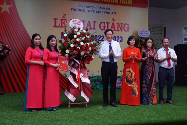 Tưng bừng lễ khai giảng năm học mới - Anh 11