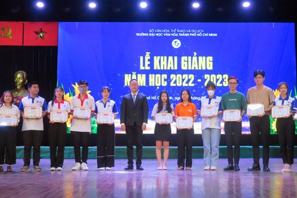 Trường ĐH Văn hóa TP.HCM khai giảng và đón nhận nhiều phần thưởng cao quý - Anh 5