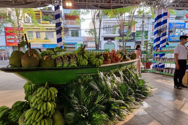 Hàng trăm đặc sản trong lễ hội “Bánh Trung thu và trái cây 3 miền” - Anh 3