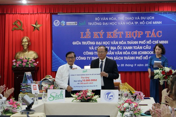 Trường ĐH Văn hoá TP.HCM ký kết hợp tác với các doanh nghiệp trong lĩnh vực xuất bản - Anh 1