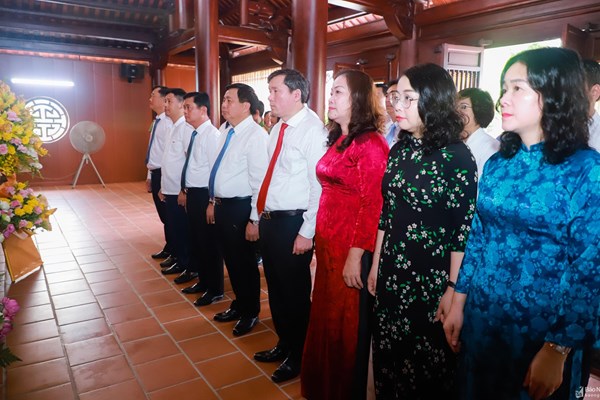 Dâng hương tưởng niệm Tổng Bí thư Lê Hồng Phong - Anh 2