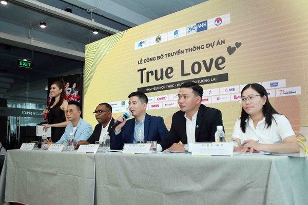 Chờ đợi trận bóng gây quỹ ủng hộ trẻ em mồ côi, gặp khó khăn do dịch Covid-19 tại TP.HCM - Anh 1