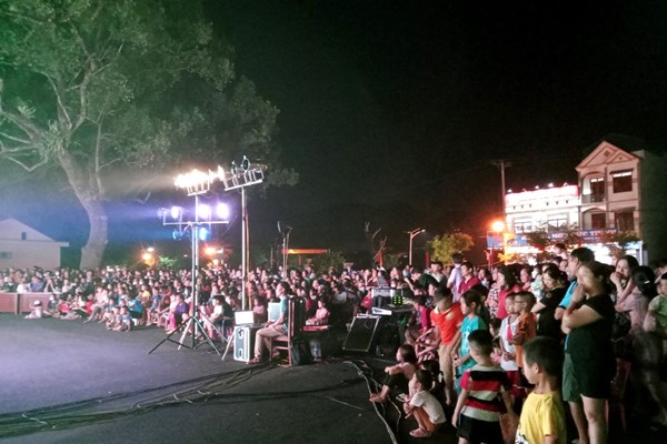 Biểu diễn nghệ thuật phục vụ chiến sĩ, nhân dân vùng biên tỉnh Cao Bằng - Anh 3