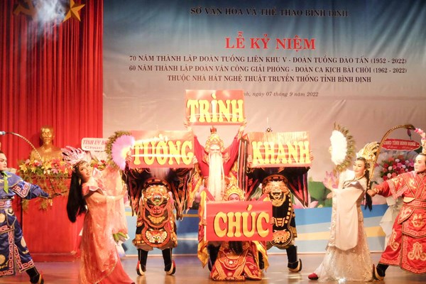 Bình Định: Kỷ niệm thành lập 70 năm Đoàn Tuồng Liên Khu 5 và 60 năm Đoàn Văn công Giải phóng - Anh 2