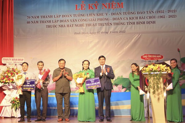 Bình Định: Kỷ niệm thành lập 70 năm Đoàn Tuồng Liên Khu 5 và 60 năm Đoàn Văn công Giải phóng - Anh 3