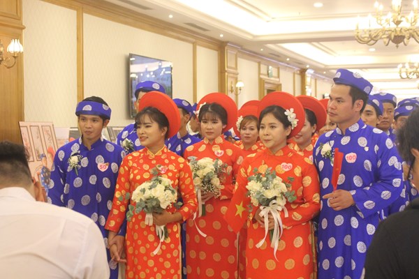 Xúc động lễ cưới tập thể của 100 cặp đôi tại TP.HCM - Anh 1